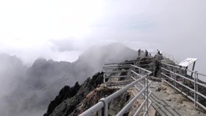 VIDEO: Lomničák priťahuje nielen turistov, ale i mnoho bleskov. Búrky tam bývajú nebezpečné