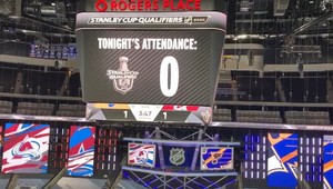 Hlásatelia sa nenudia. Ďakujú fanúšikom aj informujú o počte divákov