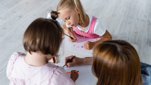 Ako zabaviť deti v škaredom počasí? Geniálny TRIK tejto mamy je hitom internetu