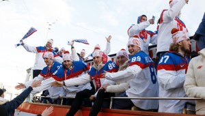 FOTO: Slovenských hokejistov čakali na námestí tisícky ľudí