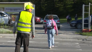 VIDEO: Policajtom pomáha školník. Pred školou dohliada na bezpečnosť detí