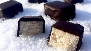 Kokosy na snehu: Jednoduchý recept na raw bounty kocky