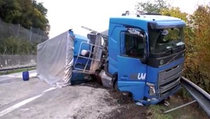 Kamionista po nehode nafúkal takmer tri promile: Na ceste skončilo 24 ton piesku