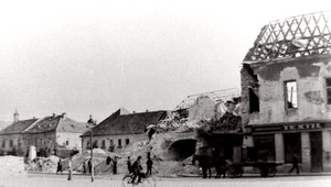 Skaza z neba - tretie bombardovanie Nové Zámky zasiahlo veľmi kruto. Pred 79 rokmi zahynuli stovky ľudí, mnohých nevedeli ani pochovať.