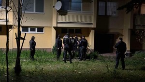 Dráma v Malackách! Chlap mal vyhodiť ženu z balkóna a po ulici behal s veľkým nožom