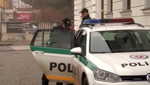Muž s nariadeným psychiatrickým vyšetrením zranil policajta sekerou