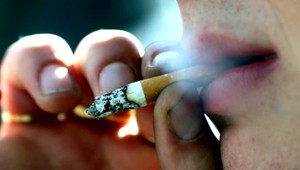 Muži častejšie fajčia, umierajú skôr