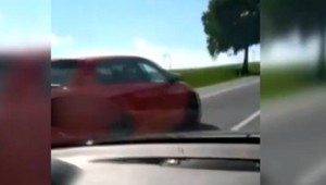 Dvaja muži sa pretekali na ceste počas dňa, polícia prosí o pomoc