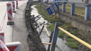 Starosta roky varoval pred katastrofou: Múr v centre obce skončil v potoku