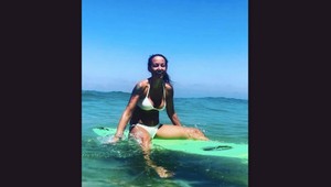 Agáta si znovu užíva izraelské vlny. TAKTO jej ide surfovanie