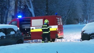 Snehová kalamita ochromila Slovensko. Kamióny blokovali cesty, hasiči odstraňovali popadané stromy