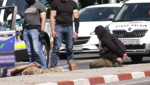 Vodiči v Banskej Bystrici sa stali svedkami drogovej razie, mužov zatkli priamo na križovatke