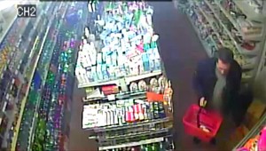 Polícia pátra po mužovi. Ukájal sa medzi regálmi a do svojej aktivity chcel zapojiť predavačku