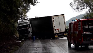 Pri Rožňave sa zrazili kamión a autom s dvoma deťmi