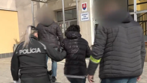 Mladá žena ponúkla mužovi odvoz domov. Napadla ho, zbila a okradla