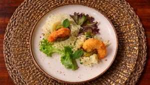 Avokádový krém v syrových košíčkoch s krevetou v panko strúhanke