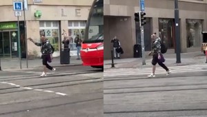 VIDEO: Neznámy chodec blokoval električku na Štúrovej ulici. Polícia žiada o pomoc