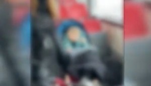 Vodič MHD vyhodil matku s kočiarom. Ľudia jej prajú smrť