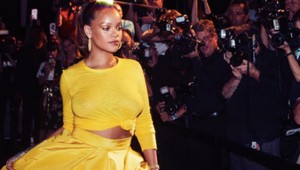 Zasnúbila sa? Rihanna nosí obrovský diamantový prsteň!