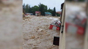 VIDEO: V Poľsku sa pretrhla priehrada. Voda zaplavila mesto