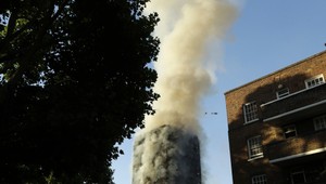 V Londýne horí obytná budova. Minimálne jeden človek je zranený