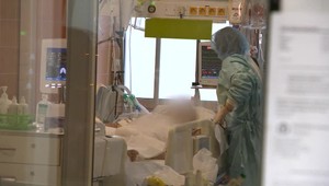 V nemocniciach chýbajú zdravotné sestry, povolať ich chodí aj polícia. Ak odmietnu, môžu dostať vysokú pokutu