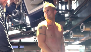 Úplný blázon?! Slávny spevák kapely Lunetic predviedol šialenú šou pred zápasom hviezd!