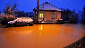 ONLINE. Dážď a sneh ustane, Nersnica zaplavila bytovky