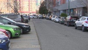 Parkovanie na najväčšom sídlisku na Slovensku je údajne v rozpore so zákonom