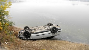 Kuriózna nehoda. Mladík skončil s autom v jazere