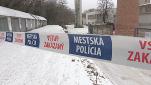 Škola v Hlohovci zostáva zatvorená. Stovkám žiakov predĺžil prázdniny zosuv pôdy