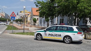 Z rodinnej prechádzky dráma. Muž v Trnave naháňal s nožom v ruke rodinu s deťmi