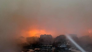 FOTO: Masívny požiar haly na výrobu nábytku v Trnave. Škody sa budú rátať v státisícoch