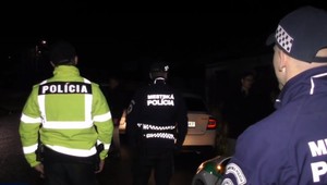 Štyri dni čakala syna pred detským domovom. Po prepustení ho domov ale neodviedla