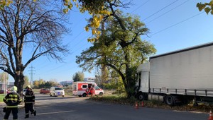 Vážna nehoda v Bratislave, kamionista narazil do stromu