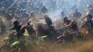 Tento motocyklista si naozaj prešiel horúcim peklom!