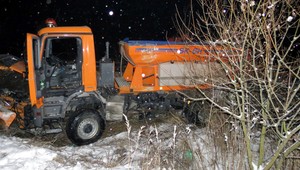 Zrážka posýpača s autobusom. Vodič Michal (24) bojuje o život!