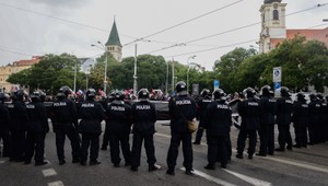 Veľké demonštrácie v Bratislave: Extrémisti napadli divákov cyklopretekov