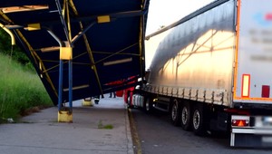 Kamión zdemoloval autobusovú zastávku. Šofér neodhadol vzdialenosť