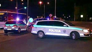 Surová bitka tyčou. Útočníci napadli mladíkov bez varovania