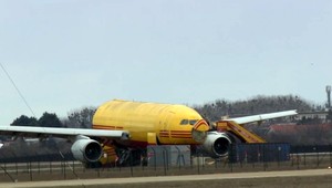 Na bratislavskom letisku rozoberajú nákladné lietadlo, ktoré havarovalo pred siedmimi rokmi