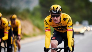 Profesionálny cyklista (27) skolaboval v aute a havaroval. Bojuje o život