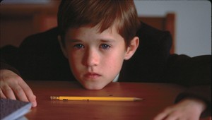 Detskú filmovú hviezdu zničil alkohol a drogy: Zatkla ho polícia a musí ísť na liečenie