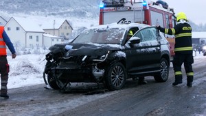 Smrteľná nehoda: Šmyk na zľadovatenej ceste skončil zrážkou dvoch vozidiel