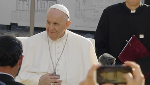 Nie len pápež, ale človek so srdcom – František v príbehoch, ktoré hrejú