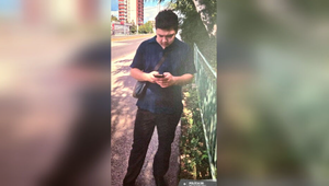 Podvodník sa vydával za policajta aj bankára. Spoznávate ho?