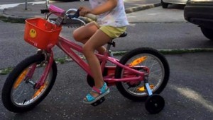 Sofinka, ktorej ukradli bicykel, ďakuje ujom policajtom