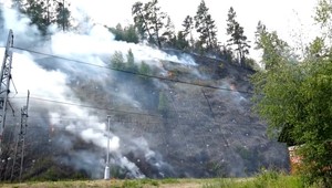 Hasiči pod Tatrami bojovali s rozsiahlym požiarom. Ten mali spôsobiť iskry z pokazených bŕzd vlaku