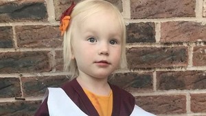 Má rozkošnú tváričku, ale ľudí zaujalo najmä jej oblečenie: Malá Eliza si získa aj vás!