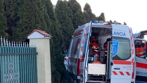 Sanitka skončila v plote domu seniorov. Predchádzať tomu mala zrážka s autom